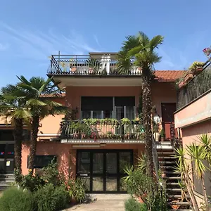 Con Terrazza E Posto Auto Libri E Giardini Hébergement de vacances